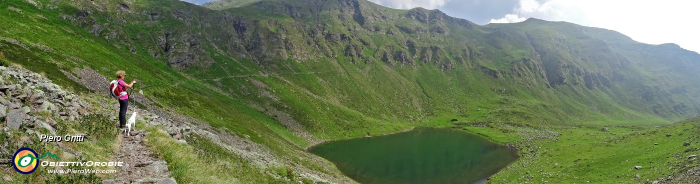 24 Visibile l'ampio tornante del sentiero 416 sulla costa di Valbona sopra il lago .jpg